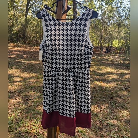 Everly Dresses & Skirts - ⭐NWT Houndstooth Flirty Dress